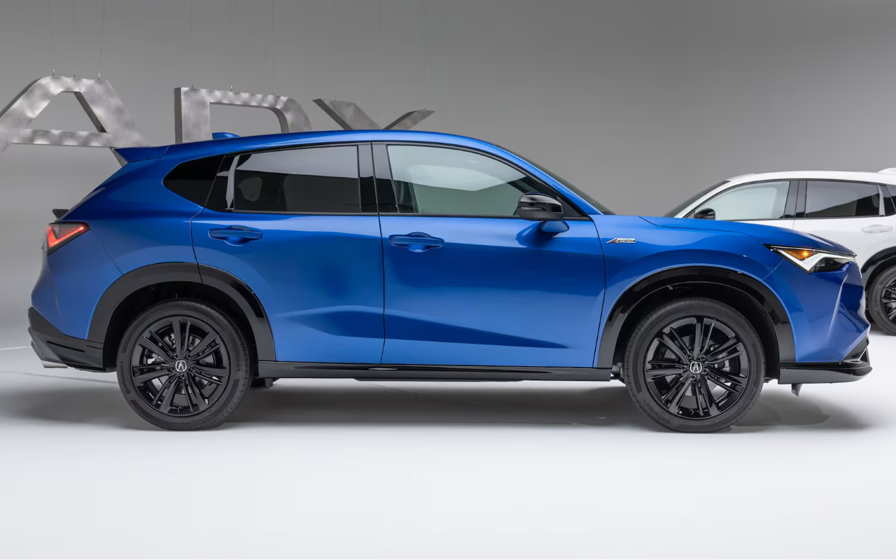 vue latérale d'une Acura ADX 2025