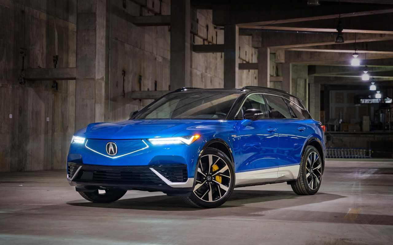 vue latérale avant d'une Acura ZDX 2025 sous une structure de béton