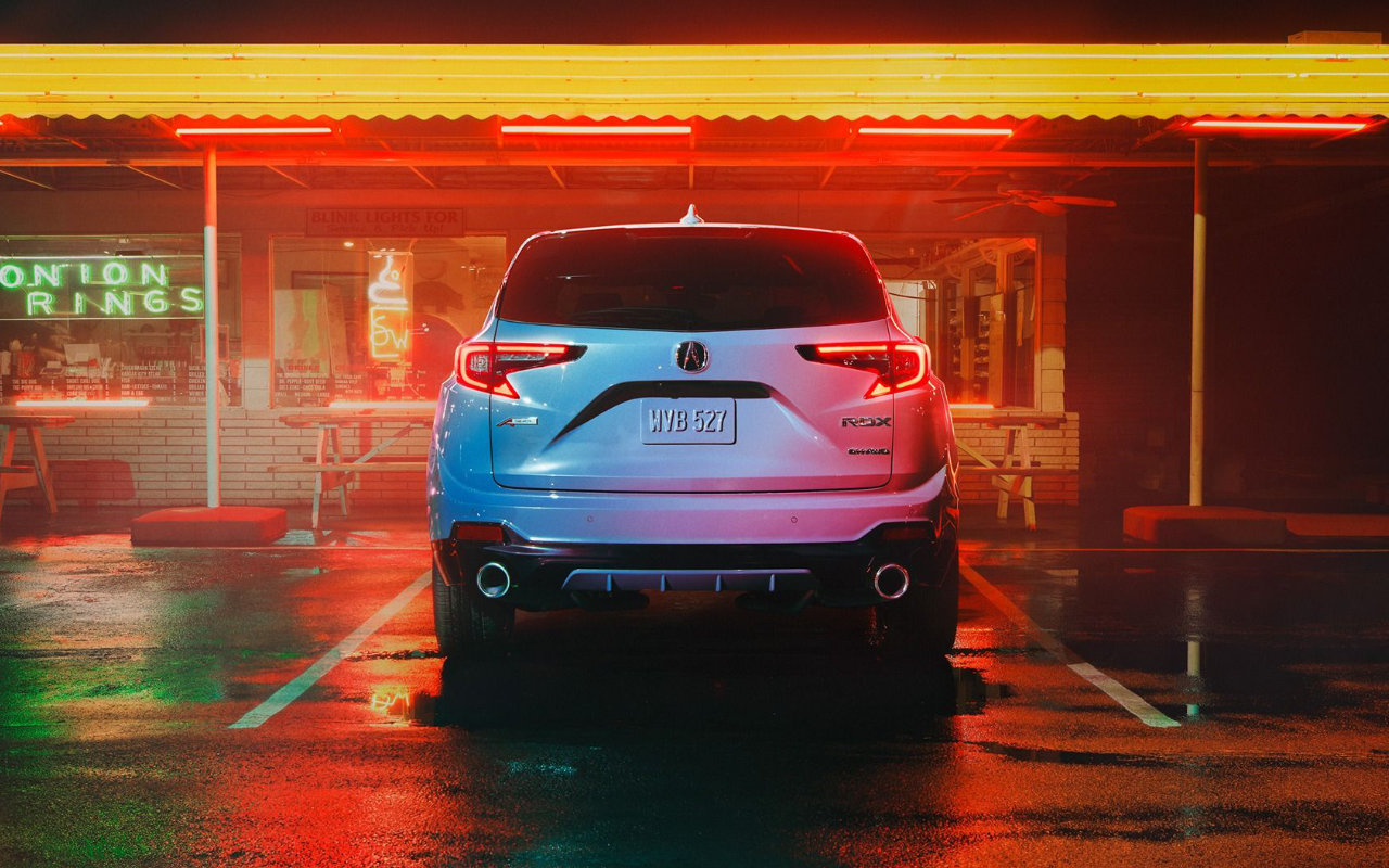 vue arrière d'une Acura RDX 2025 devant un restaurant, la nuit