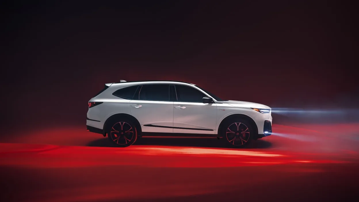 vue latérale d'une Acura MDX 2025 type S sur un fond stylisé rouge