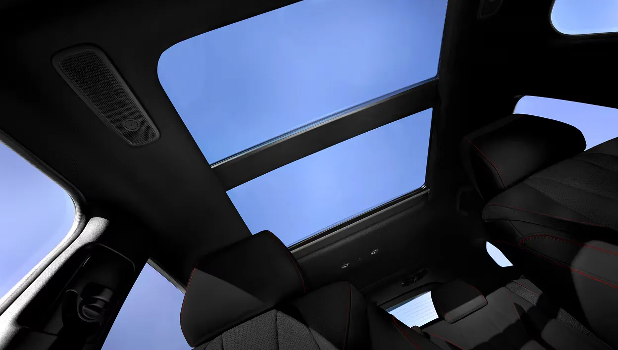 Toit panoramique vitré et sièges noirs à surpiqûres rouges dans l’habitacle de l’Acura ADX 2026.