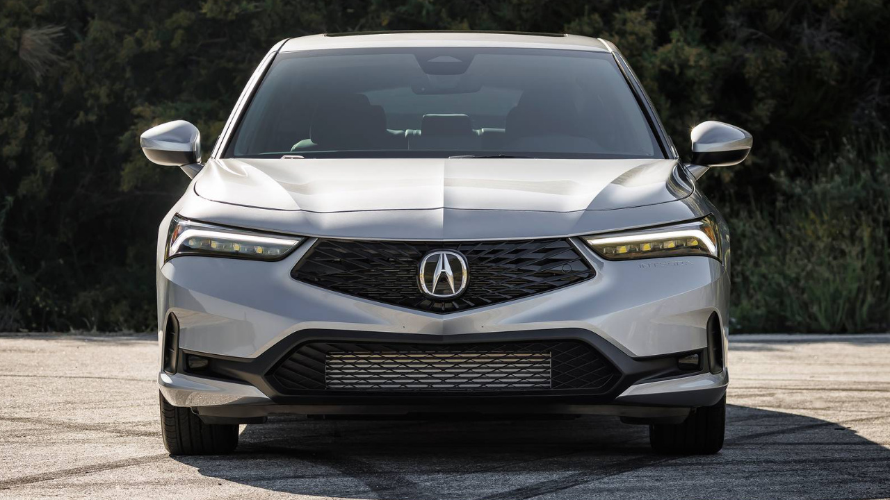 Acura Integra 2026 argentée vue de face, avec sa calandre et ses phares à DEL.