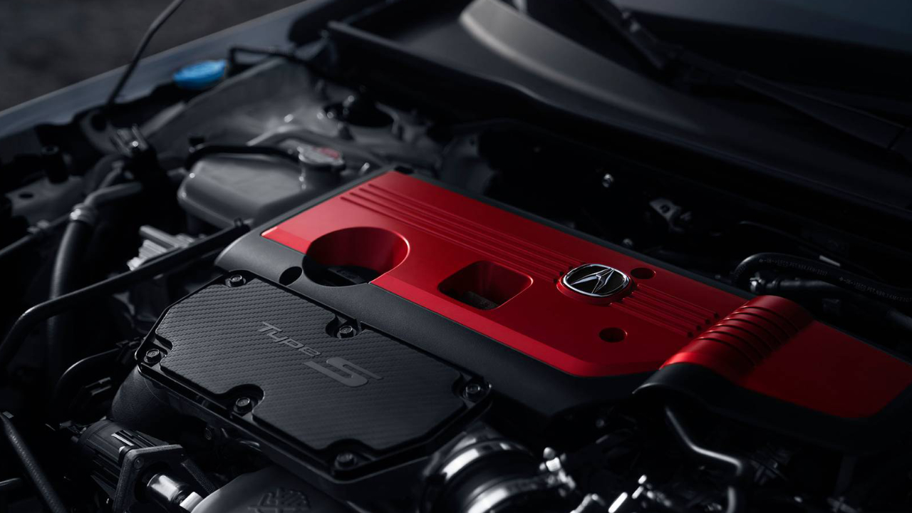 Moteur turbocompressé de l’Acura Integra Type S 2026 avec son couvre-moteur rouge.