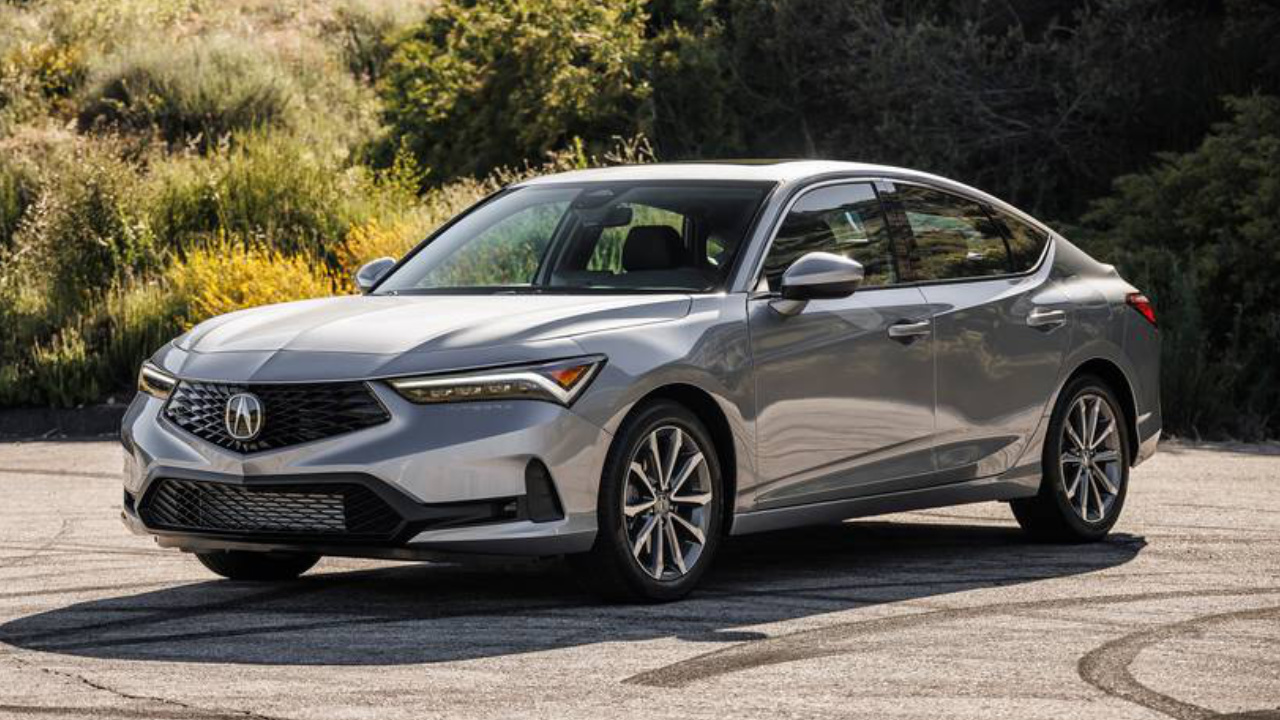 Acura Integra 2026 argentée vue de trois quarts avant, présentée dans le comparatif des consommations avec la Cadillac CT4.